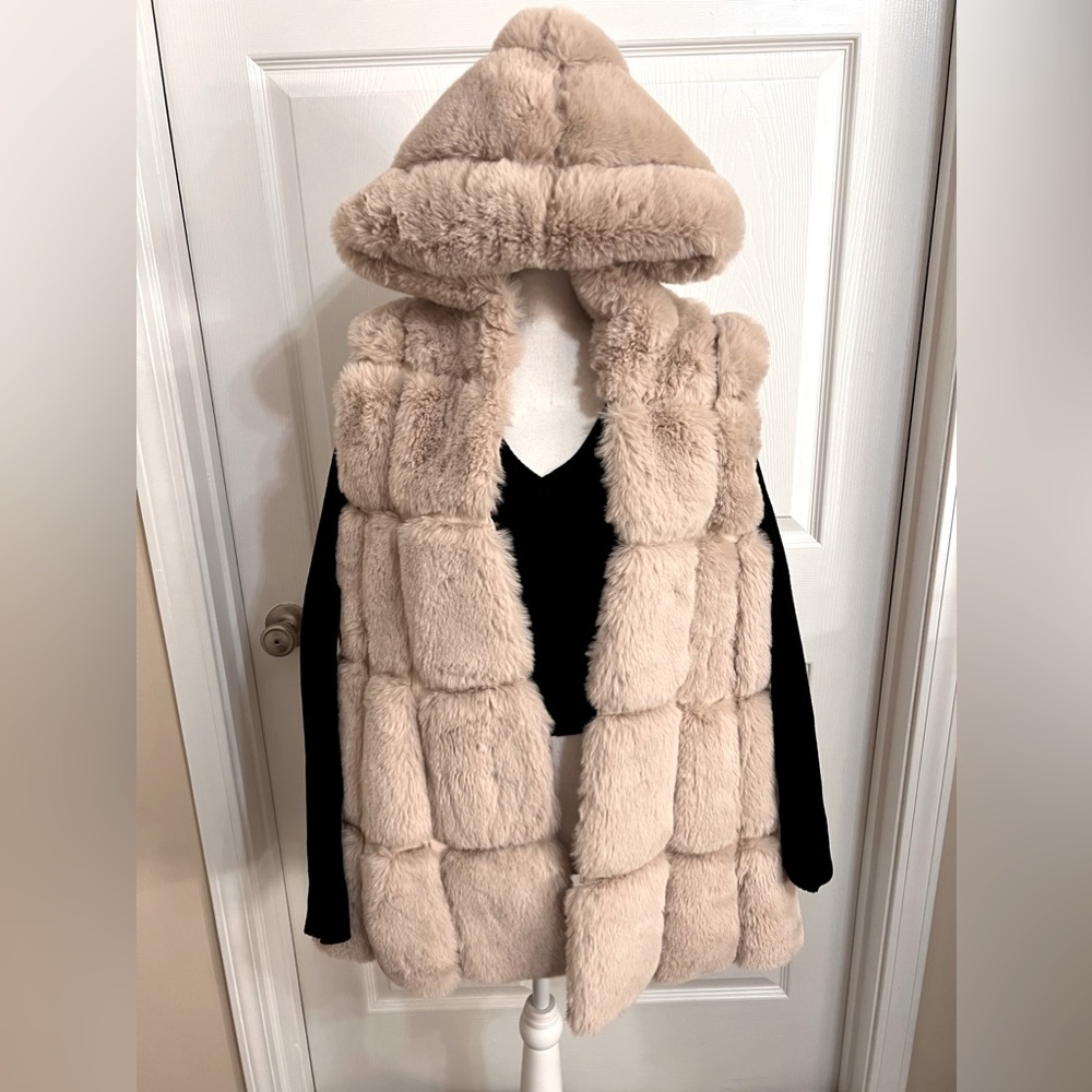 QUILTED FAUX FUR HOODED VEST ✨SMALL/MEDIUM